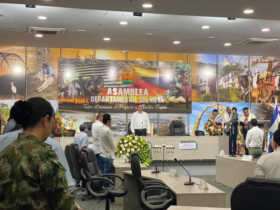 Henry Ladino con adultos mayores